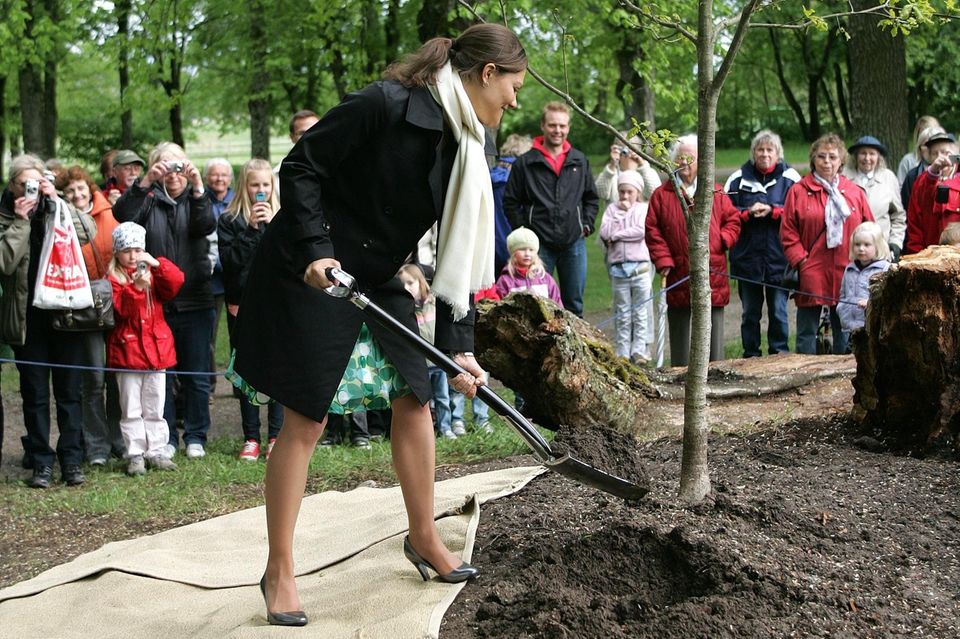 Prinzessin Victoria: Prinzessin Victoria pflanzte 2008 einen Baum im Schlosspark. Prinzessin Victoria pflanzte 2008 einen Baum im Schlosspark.