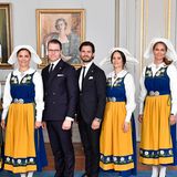 Am schwedischen Nationalfeiertag wird im Palast die Tracht herausgeholt. Dazu gehören auch die passenden Accessoires wie die weiße Haube und die dunklen Trachtenschuhe mit Spange, in die alle royalen Ladies schlüpfen. Ach nein, FAST alle.