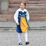 Prinzessin Estelle trägt bei der Feier die "Mini-Version" der traditionellen Tracht, die zum Beispiel ihre Mutter Victoria anhat.