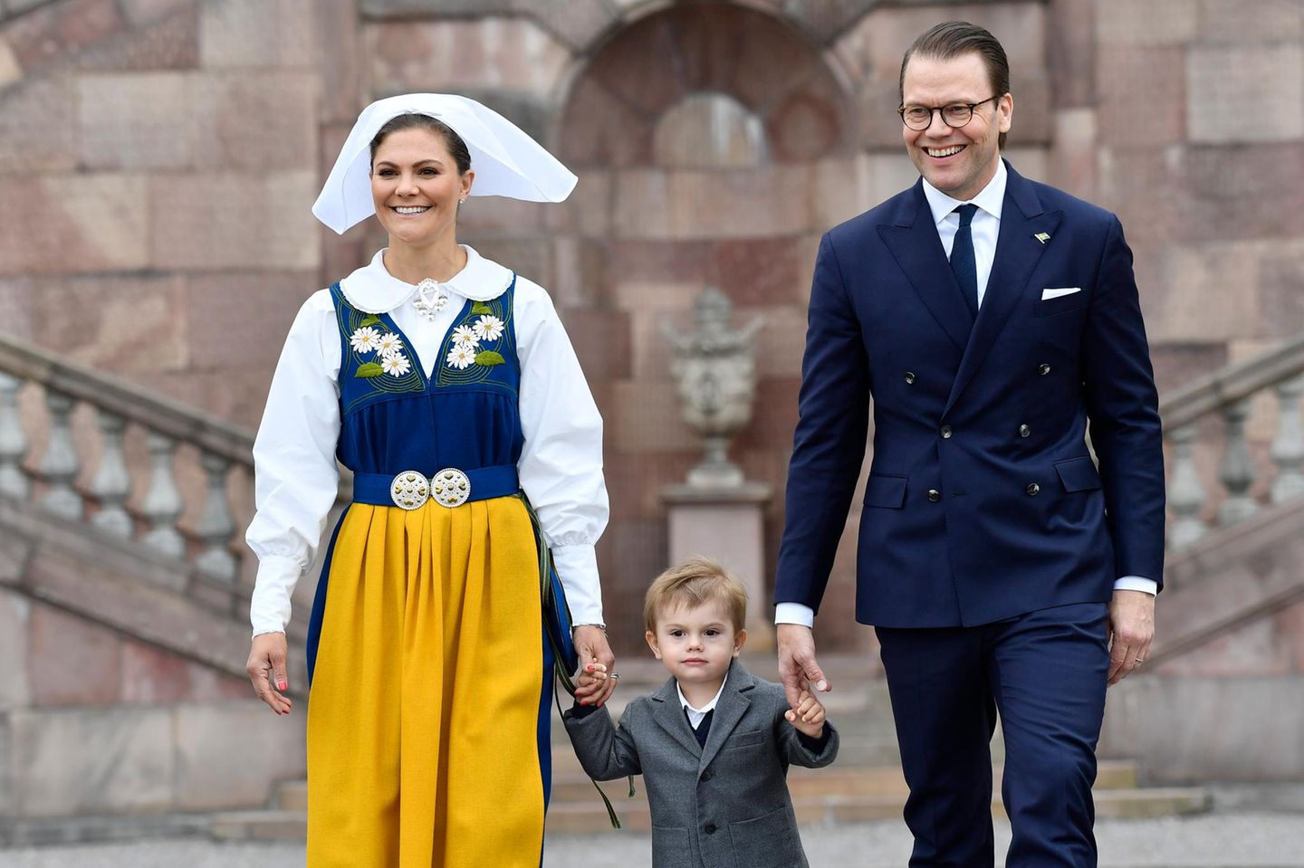 6. Juni 2018  Beim Eintreffen im königlichen Schloss in Stockholm sind Kronprinzessin Victoria, Prinz Daniel und der kleine Prinz Oscar bestens gelaunt. 