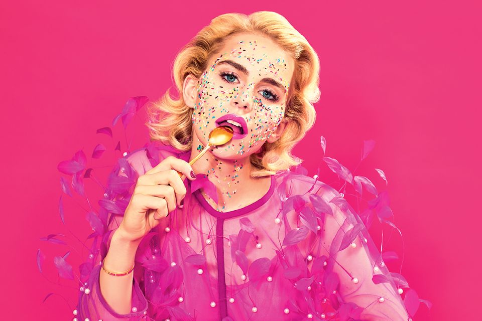 Oh Sweetie! Auf den Kampagnenbildern wird Caro mit knalligen Farben und süßen Leckereien in Szene gesetzt. 