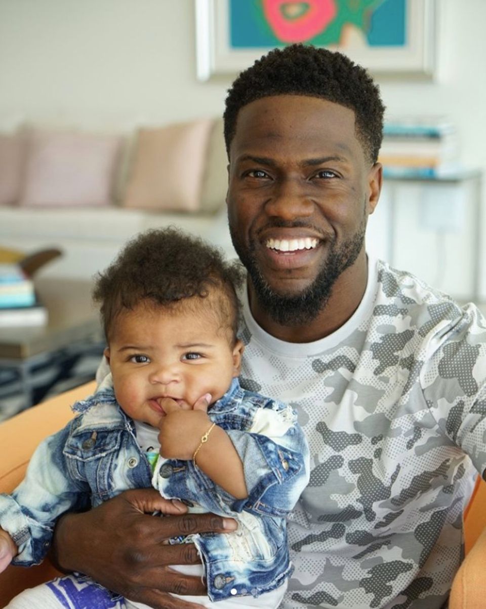 7. Juni 2018 Kevin Harts jüngster Sprössling Kenzo Kash ist sein ganzer Stolz. Der Kleine ist schon richtig fotogen und lacht zufrieden in die Kamera. 7. Juni 2018 Kevin Harts jüngster Sprössling Kenzo Kash ist sein ganzer Stolz. Der Kleine ist schon richtig fotogen und lacht zufrieden in die Kamera.
