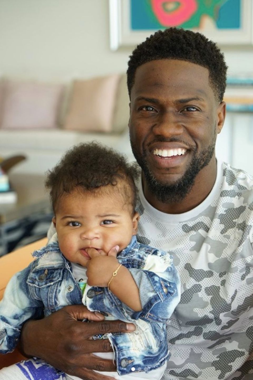 7. Juni 2018 Kevin Harts jüngster Sprössling Kenzo Kash ist sein ganzer Stolz. Der Kleine ist schon richtig fotogen und lacht zufrieden in die Kamera. 7. Juni 2018 Kevin Harts jüngster Sprössling Kenzo Kash ist sein ganzer Stolz. Der Kleine ist schon richtig fotogen und lacht zufrieden in die Kamera.