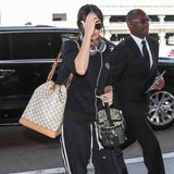 Beim Airport-Style kommt es auf die richtige Tasche an. Megan Fox setzt auf den Noé von Louis Vuitton und hält sich ansonsten sehr zurück.