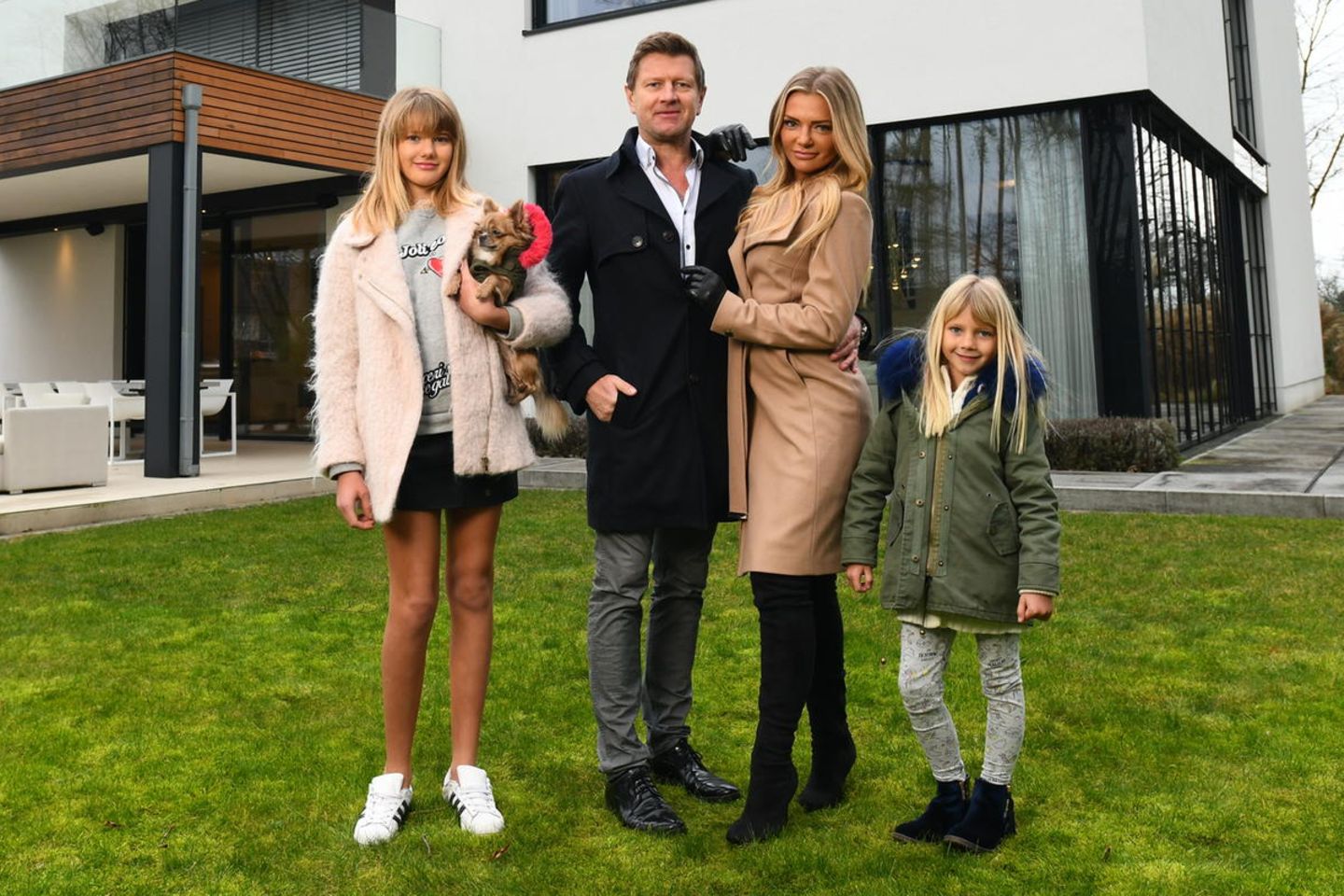 Familie neukt