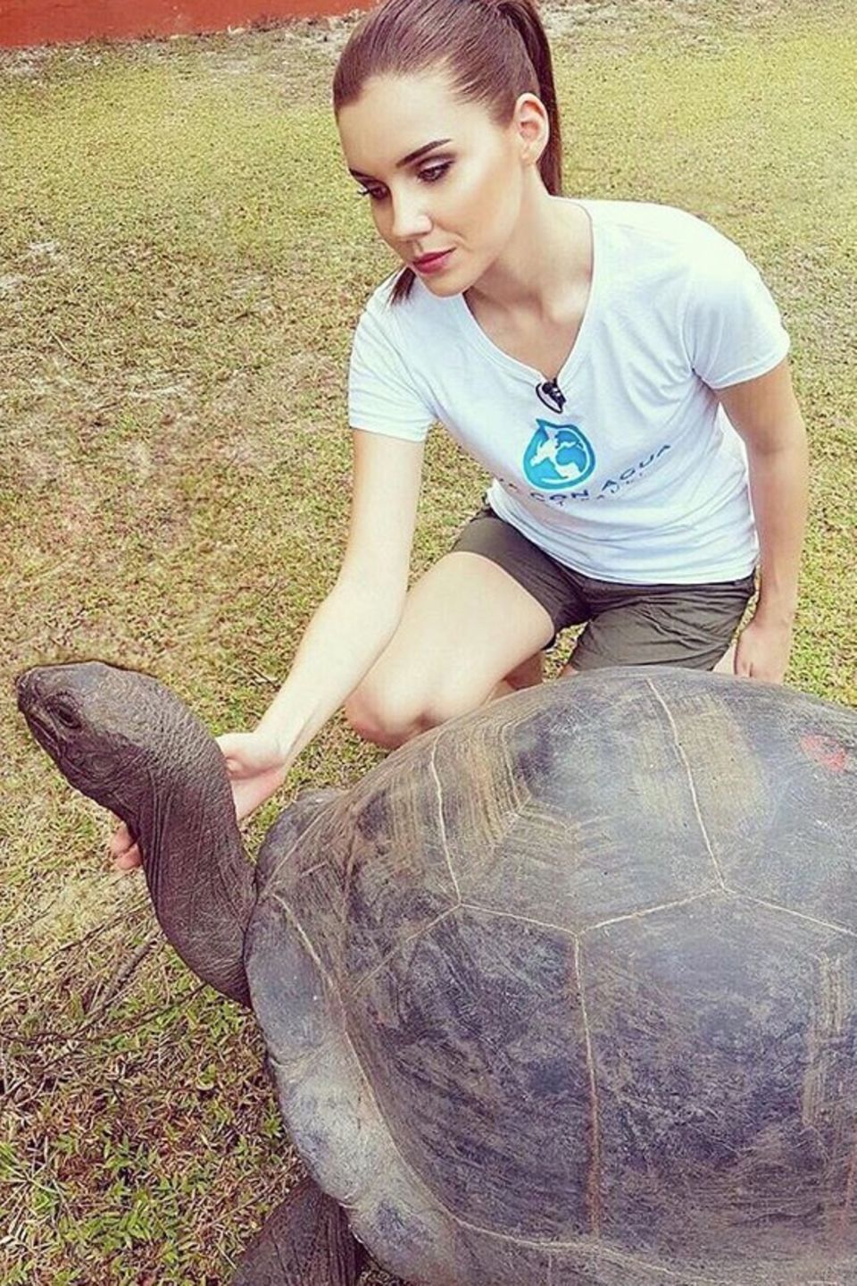 Nathalie Volk macht die Bekanntschaft mit einer Riesenschildkröte.