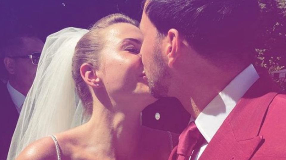 Bachelor in Paradise: Ex-Bachelor Leonard Freier küsst seine Braut Caona. Ex-Bachelor Leonard Freier küsst seine Braut Caona.