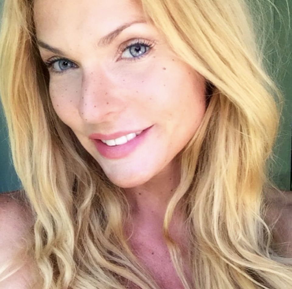 Erkennen Sie diese natürliche Schönheit? Es ist Sonya Kraus! Die Moderatorin gönnt ihrer Haut ein Make-up-Detox und postet dieses Selfie auf Instagram. Wahnsinnig hübsch! Erkennen Sie diese natürliche Schönheit? Es ist Sonya Kraus! Die Moderatorin gönnt ihrer Haut ein Make-up-Detox und postet dieses Selfie auf Instagram. Wahnsinnig hübsch!