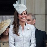 2014  2014 enttäuscht Herzogin Catherine das britische Volk und die ganze Welt. Jedoch nicht mit ihrem Look, sondern weil sie den 11 Monate alten Prinz George Zuhause lässt. 