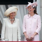 2013  2013 wird es schwierig, sich auf den rosafarbenen Look von Herzogin Catherine zu konzentrieren, denn sie präsentiert zudem stolz ihren Babybauch. Die werdende Mutter strahlt mit Herzogin Camilla um die Wette. 