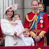 Ein Debüt: Die Windsors zeigen sich 2016 erstmals zu viert auf dem Balkon des Palastes - und Onkel Harry muss in die dritte Reihe weichen. Charlotte und George stehlen mit ihrer süßen Stimmung und ihren niedlichen Outfits allen die Show. 