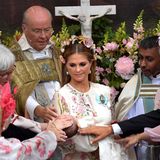 Prinzessin Madeleine (Mitte) genießt die zauberhafte Taufzeremonie ihrer Tochter Adrienne.