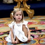 Sie hat ganz klar ihren eigenen Kopf: Adriennes große Schwester, Prinzessin Leonore, macht es sich barfuß auf dem Boden der Kapelle bequem.