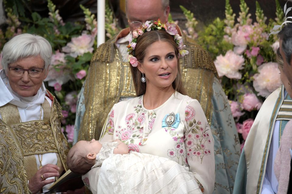 Prinzessin Madeleine hält ihre schlafende Tochter im Arm.