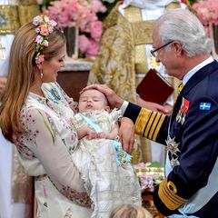 Drei Generationen verewigt auf einem Foto: Prinzessin Madeleine und ihr Vater König Carl Gustaf bewundern das Taufkind Adrienne.