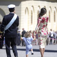 Prinz Carl Philip und Prinzessin Sofia verlassen mit ihrem fröhlich strampelnden Sohn Prinz Alexander die Schlosskirche.