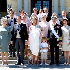 Unter strahlendem Sonnenschein versammelt sich die royale Familie für ein Gruppenfoto.