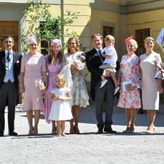 Vor der Schlosskirche wird die Zeit für traditionelle Gruppenfotos genutzt. Mittendrin: Prinzessin Madeleine, Ehemann Chris O'Neill und ihre Kinder Leonore, Nicolas und Adrienne.