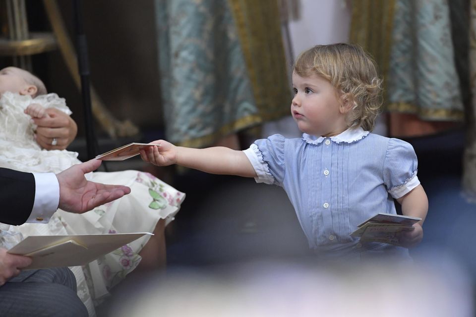 Prinz Alexander verteilt Bilderbüchlein an seinen Onkel Chris O'Neill. 