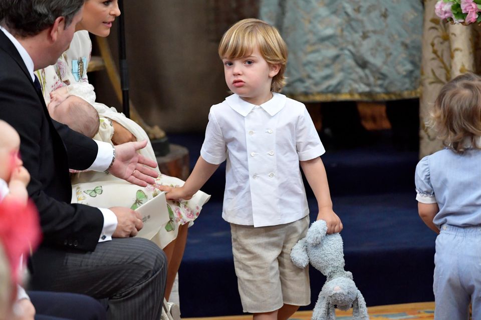 Prinz Nicolas hat wieder sein Lieblingskuscheltier "Kaninen" dabei. 