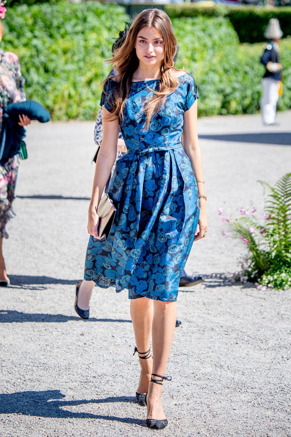 Milana Gräfin von Abensperg, die schöne Nichte von Chris O'Neill, zieht im blauen Blumenkleid die Blicke der Fotografen und Taufgäste auf sich.