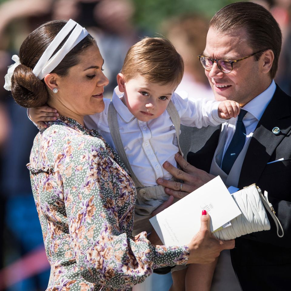 Prinzessin Victoria mit Sohn Prinz Oscar und Ehemann Prinz Daniel bei der Taufe von Prinzessin Adrienne am 8. Juni 2018 auf Schloss Drottningholm. Prinzessin Estelle fehlt wegen Krankheit