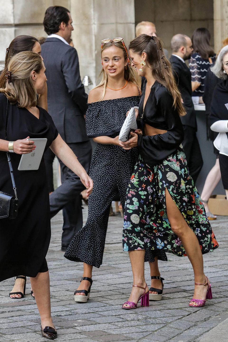 Alle Augen auf Amelia: Die schöne Windsor-Lady zieht bei der Sommerparty in der Londoner Royal Academy of Arts die Blicke auf sich. Der schulterfreie Jumpsuit im Streusel-Look kann sich aber auch sehen lassen. Alle Augen auf Amelia: Die schöne Windsor-Lady zieht bei der Sommerparty in der Londoner Royal Academy of Arts die Blicke auf sich. Der schulterfreie Jumpsuit im Streusel-Look kann sich aber auch sehen lassen.