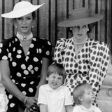 15. Juni 1986  Während Prinz William das Gesicht verzieht, scheint Prinz Harry etwas Spannendes in der Menge entdeckt zu haben, die vor dem Buckingham Palast den Royals zujubeln. 
