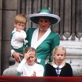 1. Juni 1988  Prinz Harry und Mama Lady Diana tragen bei der Geburtstagsparade der Queen Partnerlook. So richtig spannend findet der Mini-Royal das Ganze aber offensichtlich nicht. 