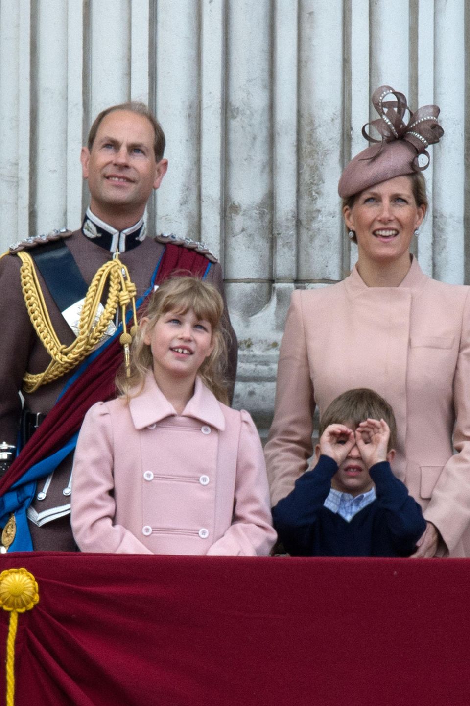 15. Juni 2013 Was James, der Sohn von Prinz Edward und Herzogin Sophie von Wessex, wohl sucht? Beim Bestaunen der Parade formt er mit seinen Händen ein Fernglas. Eine legitime Ablenkungsstrategie. 15. Juni 2013 Was James, der Sohn von Prinz Edward und Herzogin Sophie von Wessex, wohl sucht? Beim Bestaunen der Parade formt er mit seinen Händen ein Fernglas. Eine legitime Ablenkungsstrategie.