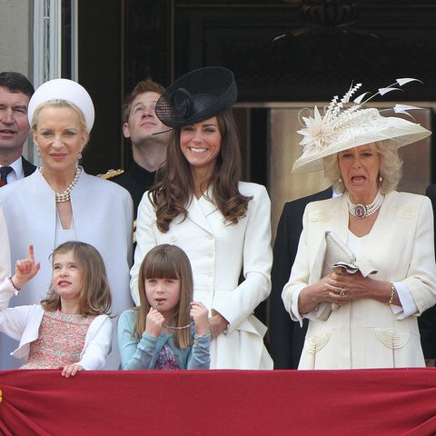 11. Juni 2011  Hier lohnt nicht nur ein Blick auf die Kleinen in der ersten Reihe: Eloise Taylor knabbert aus Langweile schon an ihrem Haarreifen, doch viel lustiger ist der Blick von Herzogin Camilla. Was sie da wohl gesehen hat?