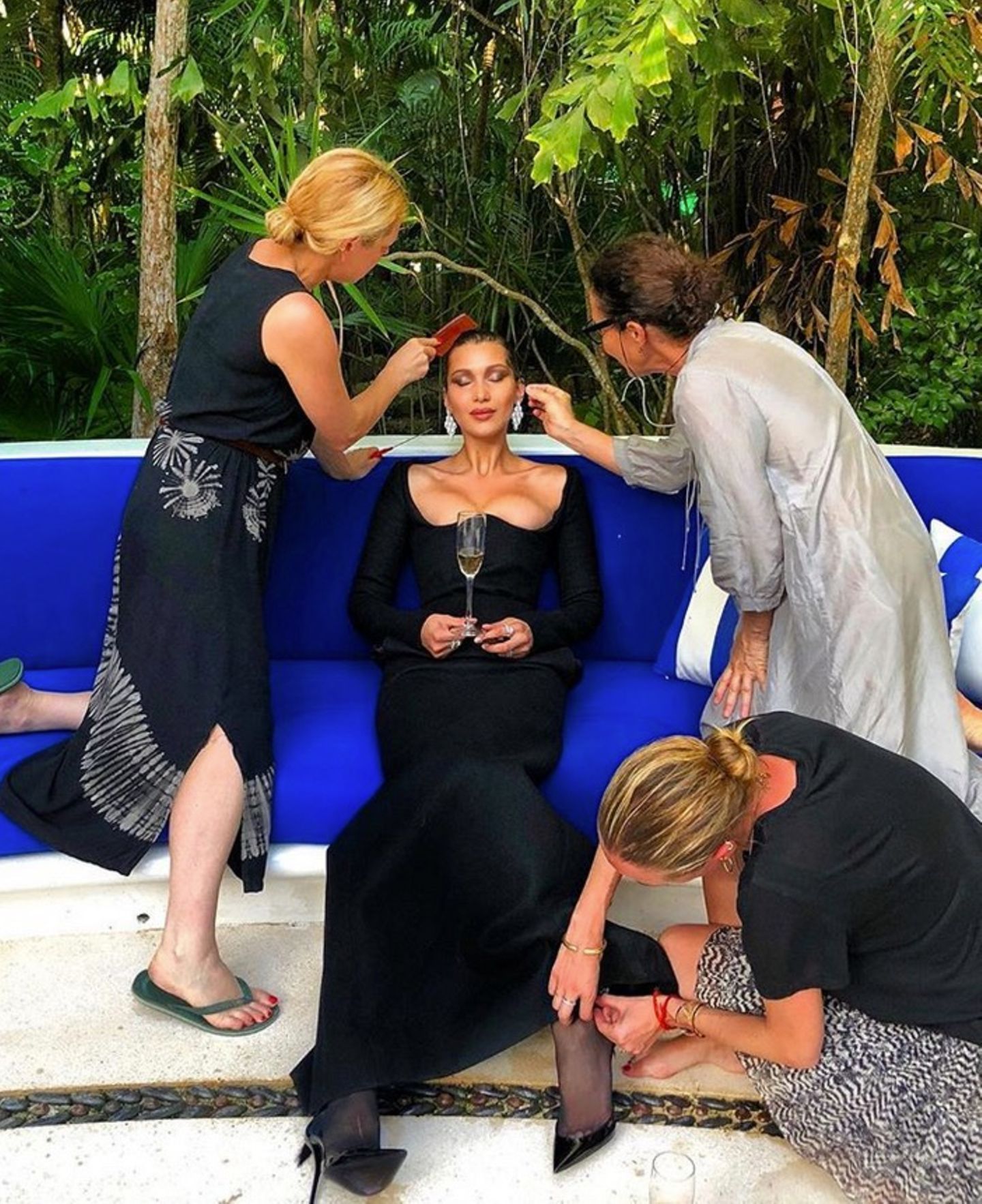 Bella Hadid braucht eigentlich nur noch zu sitzen und entspannen. Den Rest erledigen ihre fleißigen Assistenten. 
