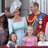 Natürlich dürfen auch die Sprösslinge des Königspaares nicht fehlen: Prinzessin Charlotte und Prinz George haben bei den Feierlichkeiten für ihre Uroma Queen Elizabeth sichtlich Spaß.