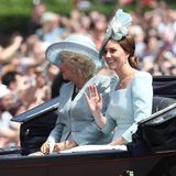 2018  Es ist das sechste Mal, dass Herzogin Catherine für die Zeremonie "Trooping the Color" eine Kreation von Alexander McQueen wählt. Mit der Robe in wundschönem Eisblau passt die Frau von Prinz William farblich perfekt zu den Kleidern von Herzogin Camilla und Queen Elizabeth.