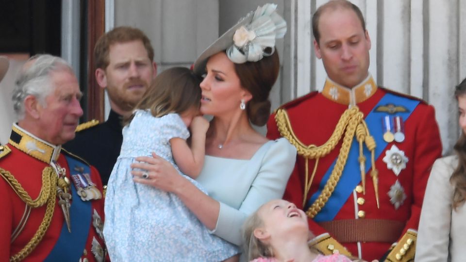 Trooping the Colour: Prinzessin Charlotte auf dem Arm von Mama Herzogin Catherine Prinzessin Charlotte auf dem Arm von Mama Herzogin Catherine
