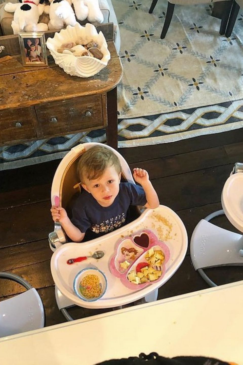 9. Juni 2018  Romeo, Leonardo und Rafael von Hilaria Baldwin freuen sich auf das Frühstück.