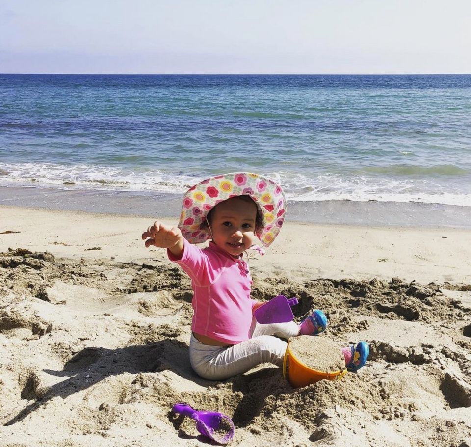 5. Juni 2018 Die kleine Luna von Model Chrissy Teigen hat Spaß beim Buddeln am Strand. 5. Juni 2018 Die kleine Luna von Model Chrissy Teigen hat Spaß beim Buddeln am Strand.