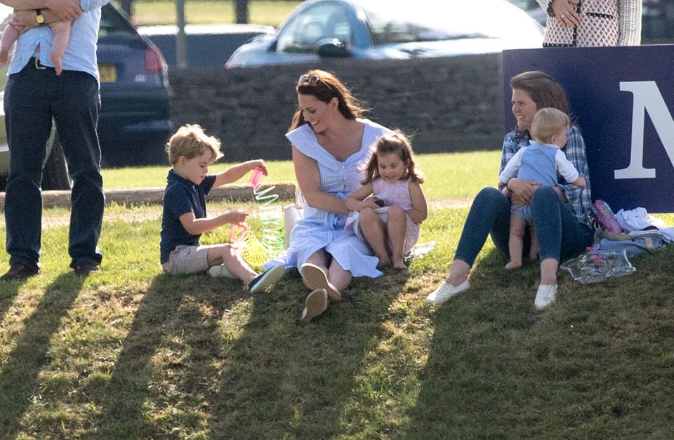 Prinz George: Prinz George hat auch Spaß an unverfänglichem Spielzeug, hier eine bunte Plastikspirale. Prinz George, Herzogin Catherine, Prinzessin Charlotte