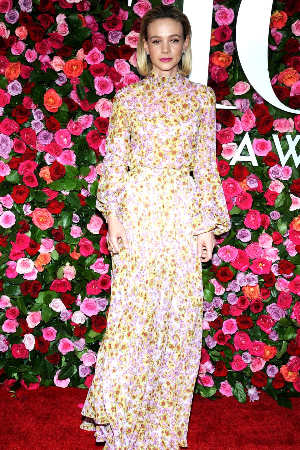 Carey Mulligan passt sich der floralen Fotowand perfekt an. Ihr Kleid ist von Kopf bis Fuß mit feinen Blümchen bedruckt.