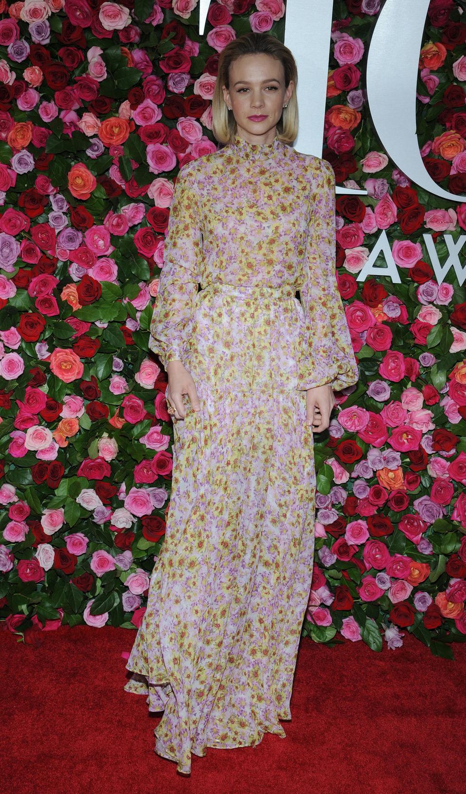 Long Bob: Carey Mulligan Carey Mulligan passt sich der floralen Fotowand perfekt an. Ihr Kleid ist von Kopf bis Fuß mit feinen Blümchen bedruckt.