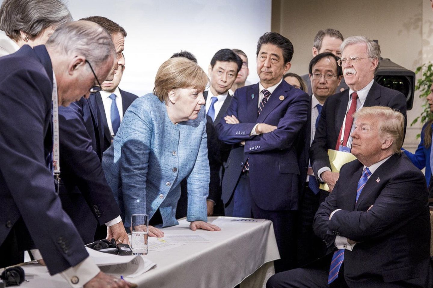 Donald Trump, der Trotzkopf: Am 9. Juni 2018 wird der US-Präsident von Emmanuel Macron, Angela Merkel, Shinzo Abe und Beratern beim G7-Gipfel in Kanada umringt. Das Foto schoss Jesco Denzel, Fotograf im Auftrag der deutschen Bundesregierung. 