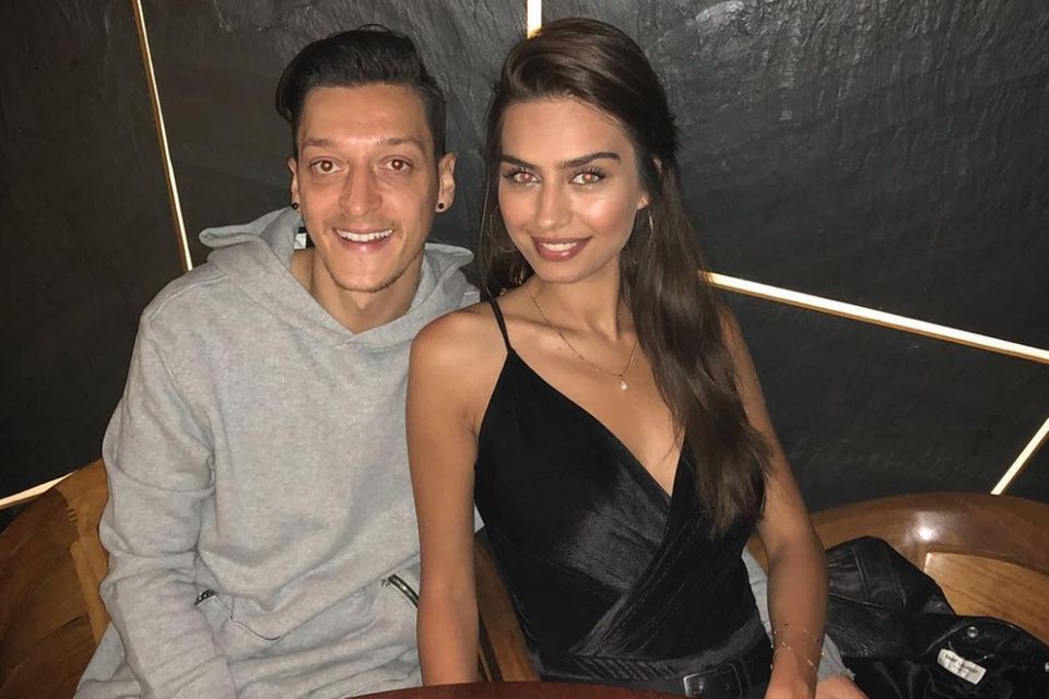 Seit 2017 ist sie die Freundin von Mesut Özil. Immer wieder teilen die beiden verliebte Schnappschüsse mit ihren Fans. 