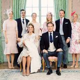 Einen Traditionsbruch gibt es auch: Auf diesem Foto stärken die Taufpaten Madeleine und Chris den Rücken. Statt enger Verwandter haben Adriennes Eltern sich für hauptsächlich enge Freunde und Chris' Nichte Anouska d'Abo entschieden.