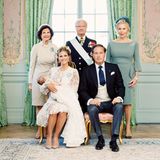 Ganz traditionell posieren die glücklichen Eltern Prinzessin Madeleine und Chris O'Neill und Großeltern Königin Silvia, König Carl Gustaf und Eva O'Neill für ein traumhaftes Tauf-Gruppen-Foto.