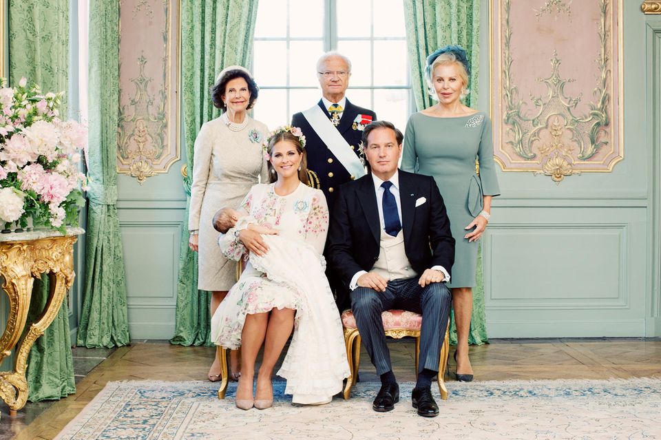 Ganz traditionell posieren die glücklichen Eltern Prinzessin Madeleine und Chris O'Neill und Großeltern Königin Silvia, König Carl Gustaf und Eva O'Neill für ein traumhaftes Tauf-Gruppen-Foto.