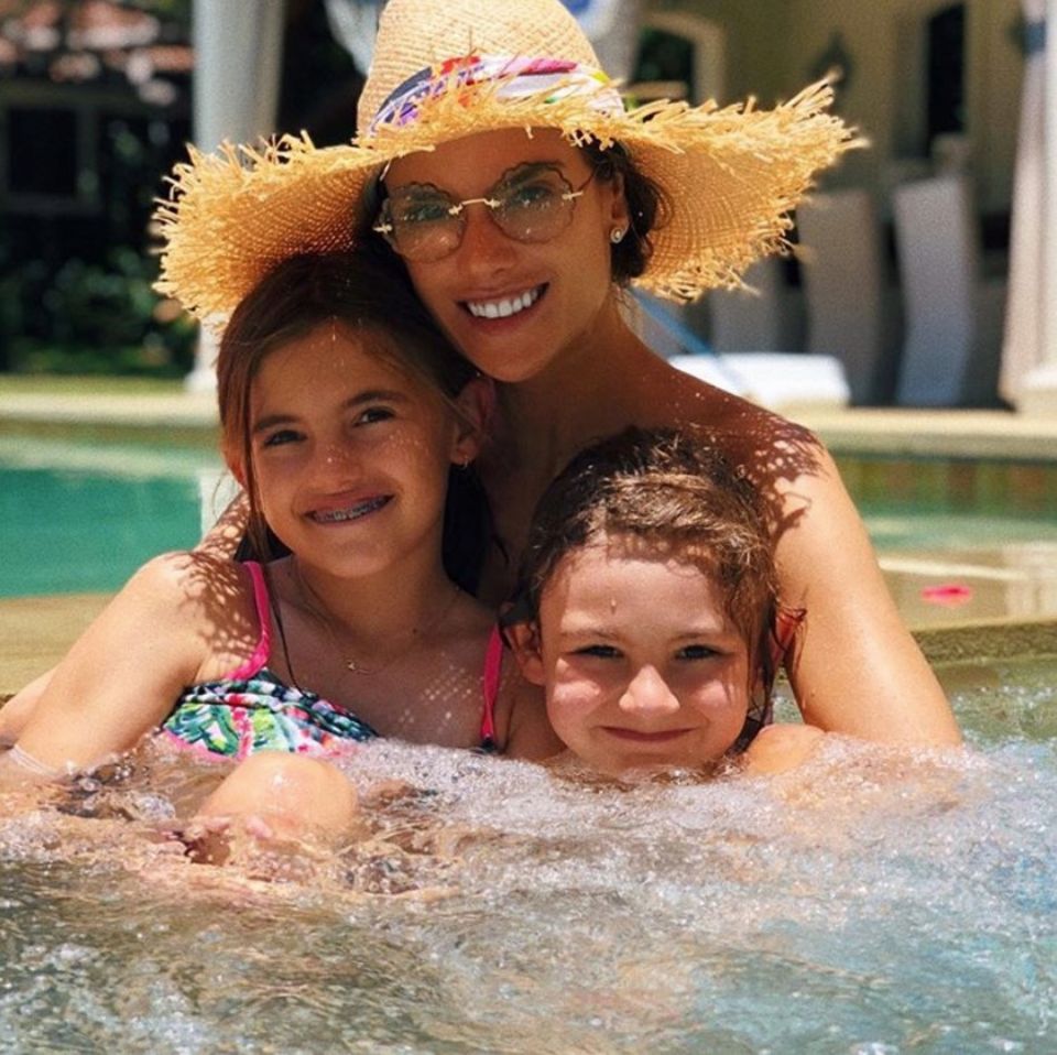 11. Juni 2018 Alessandra Ambrosio schnappt sich ihre zuckersüßen Kids für einen fröhlichen Schnappschuss. 11. Juni 2018 Alessandra Ambrosio schnappt sich ihre zuckersüßen Kids für einen fröhlichen Schnappschuss.