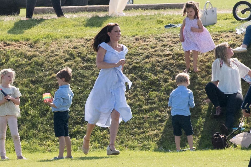 Herzogin Catherine: Hier rennt sie für ein Küsschen - und nicht von