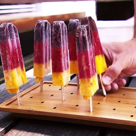 Abkühlung gefällig? Die puro ice pops erfrischen uns zur WM in einer ganz besonders schönen Farbkombination: Schwarz, Rot, Gold oder auch Acai-Beere, Erdbeere und Mango! 