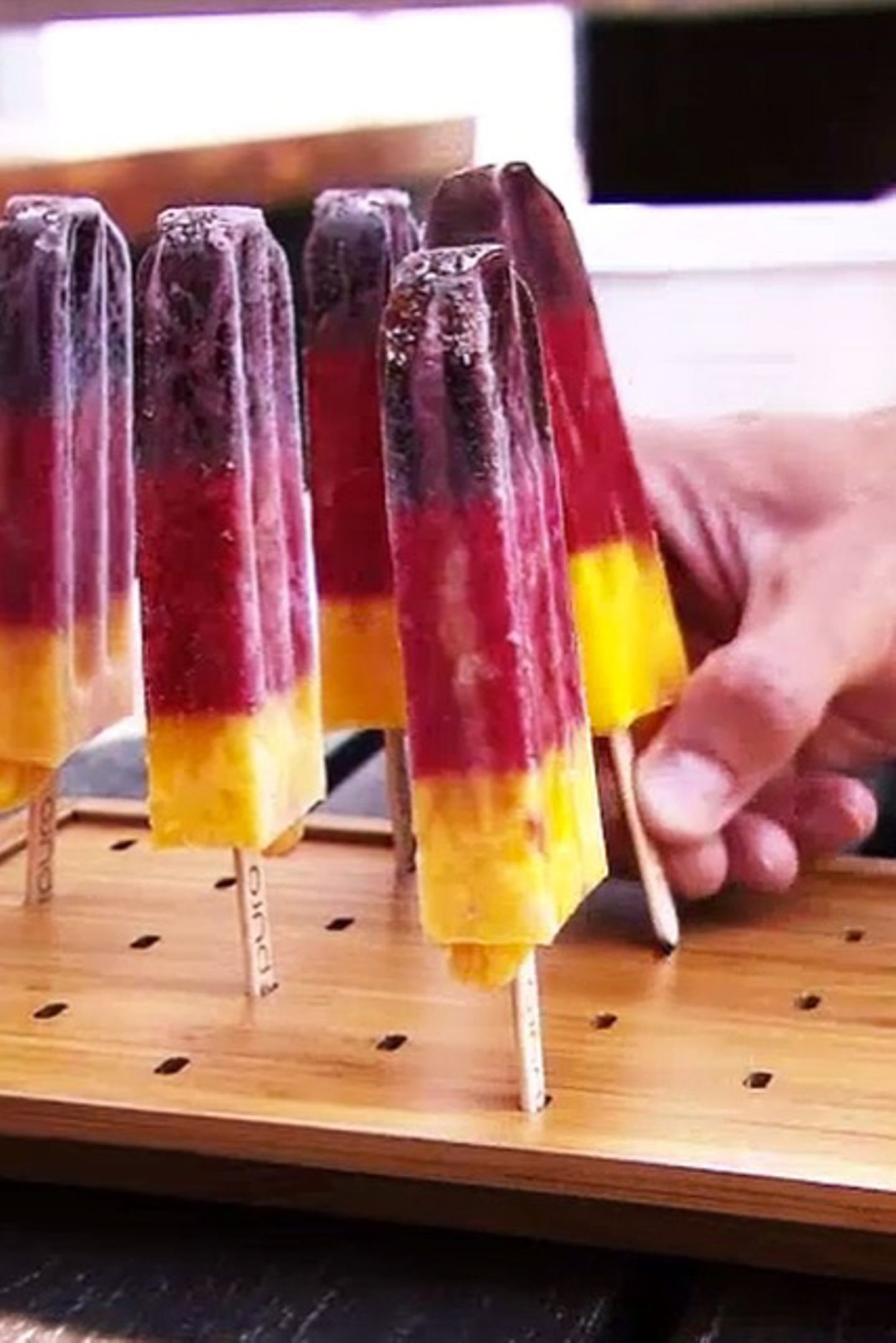 Abkühlung gefällig? Die puro ice pops erfrischen uns zur WM in einer ganz besonders schönen Farbkombination: Schwarz, Rot, Gold oder auch Acai-Beere, Erdbeere und Mango! 