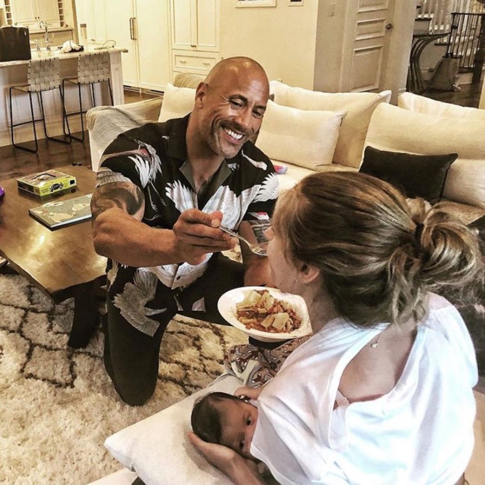 11. Juni 2018 "Diese Aufgabe übernehme ich. Mama Lauren hat alle Hände voll damit, Baby Tia zu stillen, also füttere ich sie mit dem Abendessen. Es ist mir eine Ehre", postet Dwayne Johnson liebevoll. "Ich empfinde so viel Respekt für sie und alle Mamas da draußen, die das alles bewältigen und die Dinge am Laufen halten." 11. Juni 2018 "Diese Aufgabe übernehme ich. Mama Lauren hat alle Hände voll damit, Baby Tia zu stillen, also füttere ich sie mit dem Abendessen. Es ist mir eine Ehre", postet Dwayne Johnson liebevoll. "Ich empfinde so viel Respekt für sie und alle Mamas da draußen, die das alles bewältigen und die Dinge am Laufen halten."